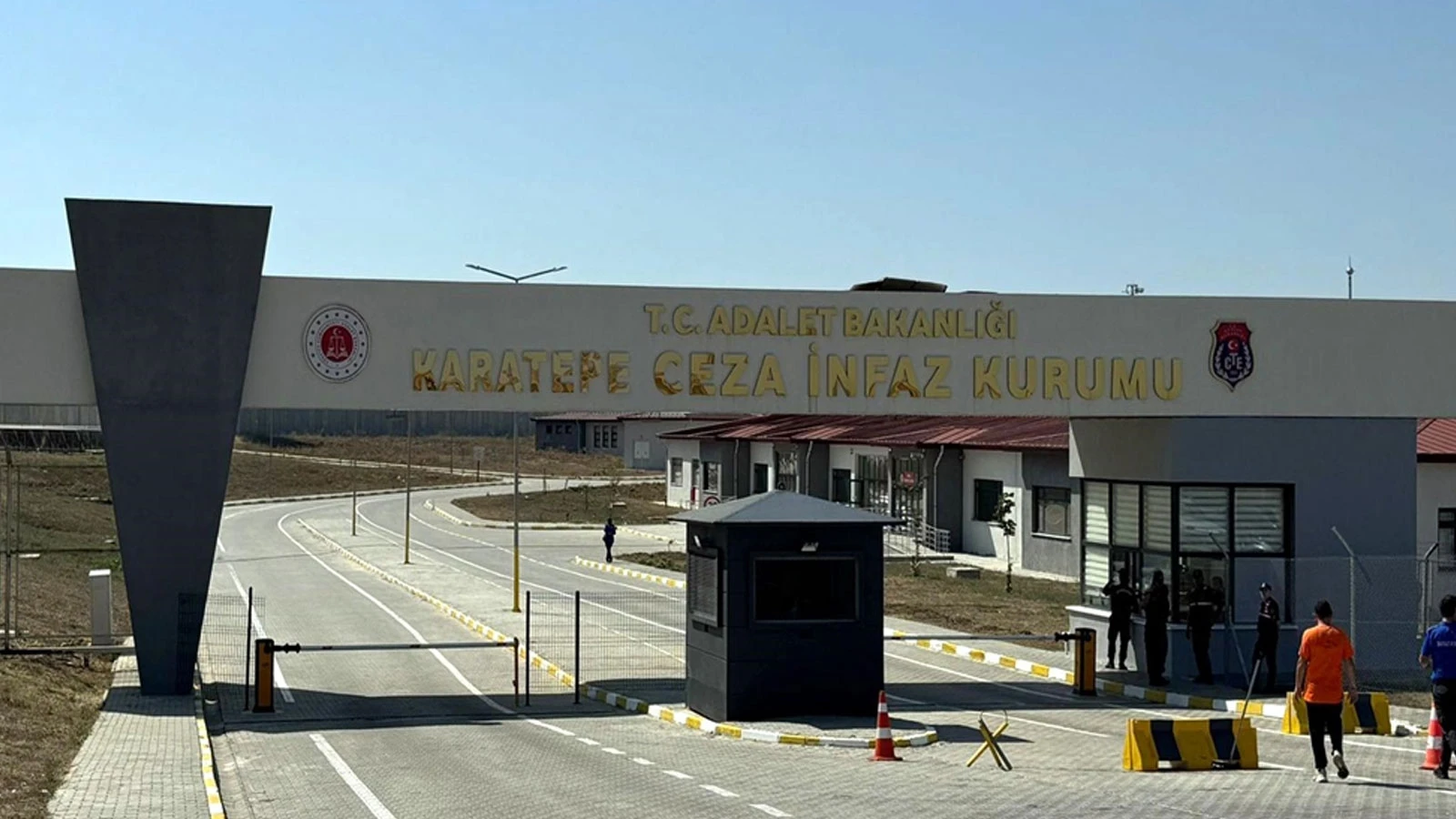 İnfaz koruma memurlarına bıçakla saldırdı: 3 yaralı
