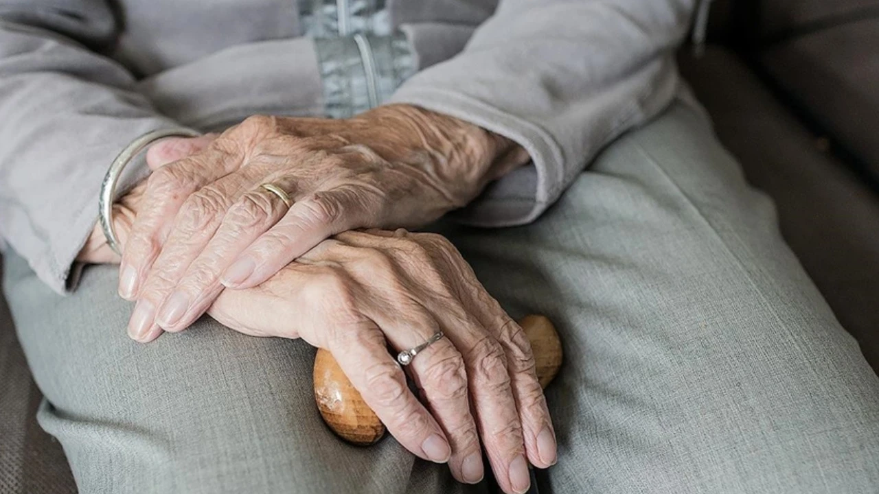 Yaşlılıkta yeni dönem: Bakım sigortası devreye giriyor