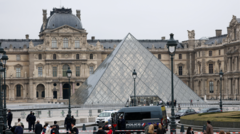 Savcı: Louvre Müzesi soygunu adi suçlular tarafından yapıldı