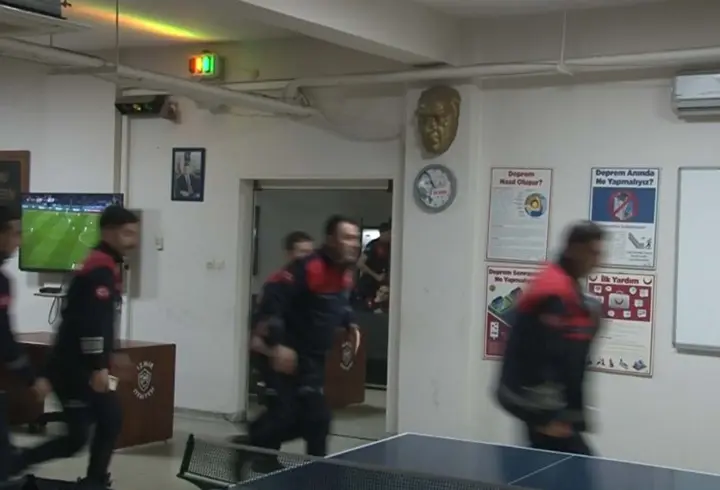 Dünya Kupası maçını bırakıp yangına koştular