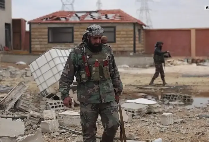 İsrail Suriye'nin üslerini vurdu ''Türkiye'ye mesaj vermek için vurduk''