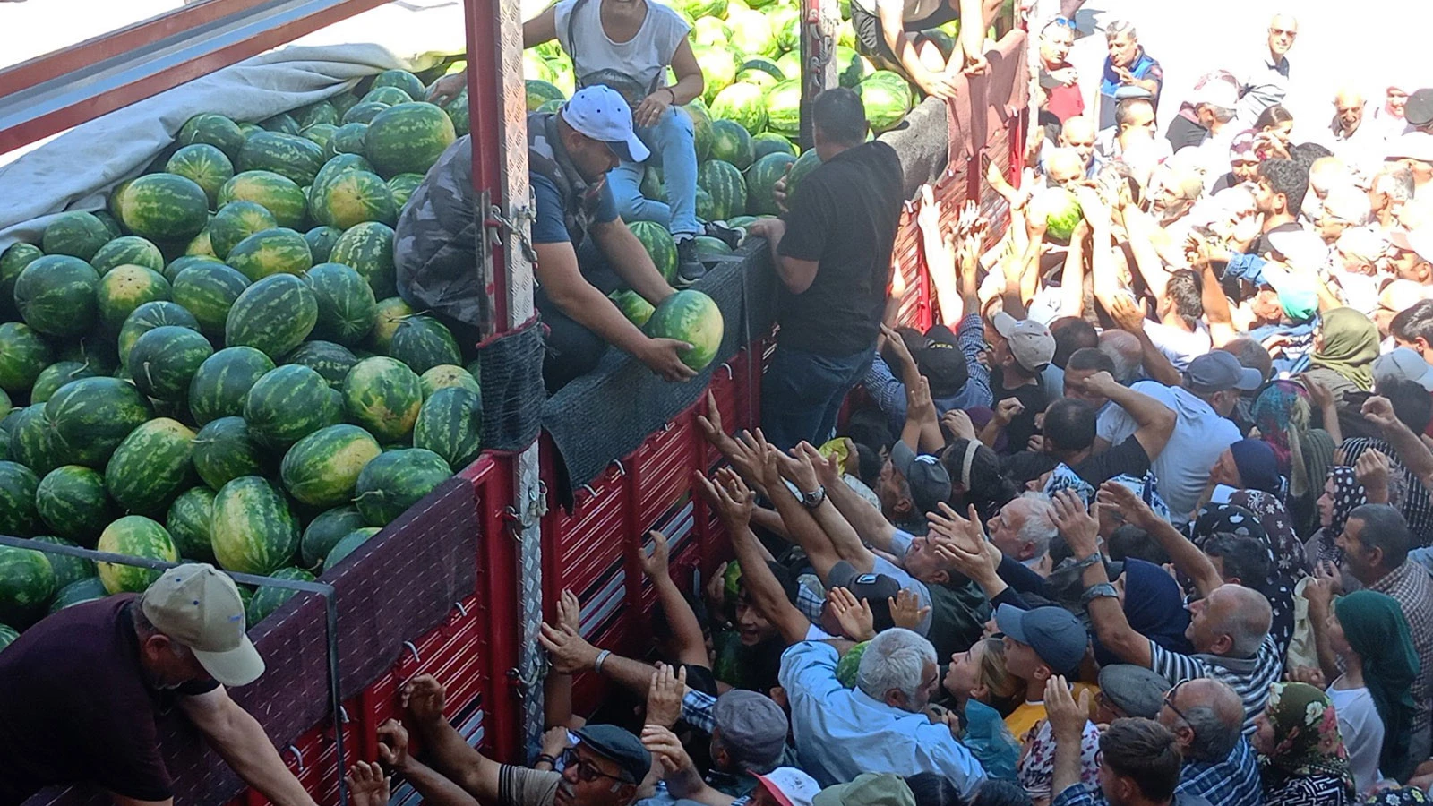Tokat'ta ücretsiz dağıtılan 26 ton karpuz, 45 dakikada tükendi