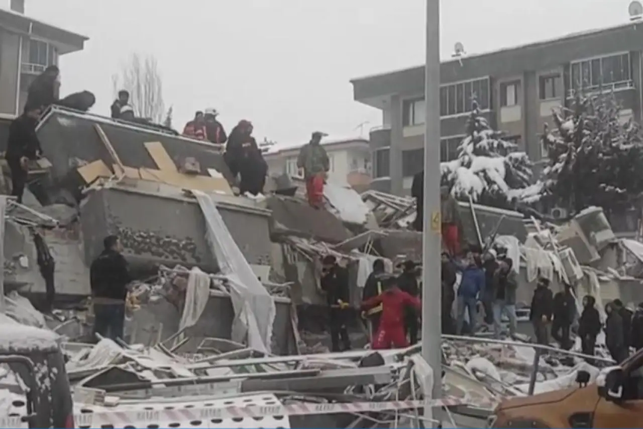 Depremde 16 Kişinin Hayatını Kaybettiği Hayat Sitesi'nin Davası: Bir Sanığa 13 Yıl 9 Ay, Üç Sanığa 10 Yıl Ceza