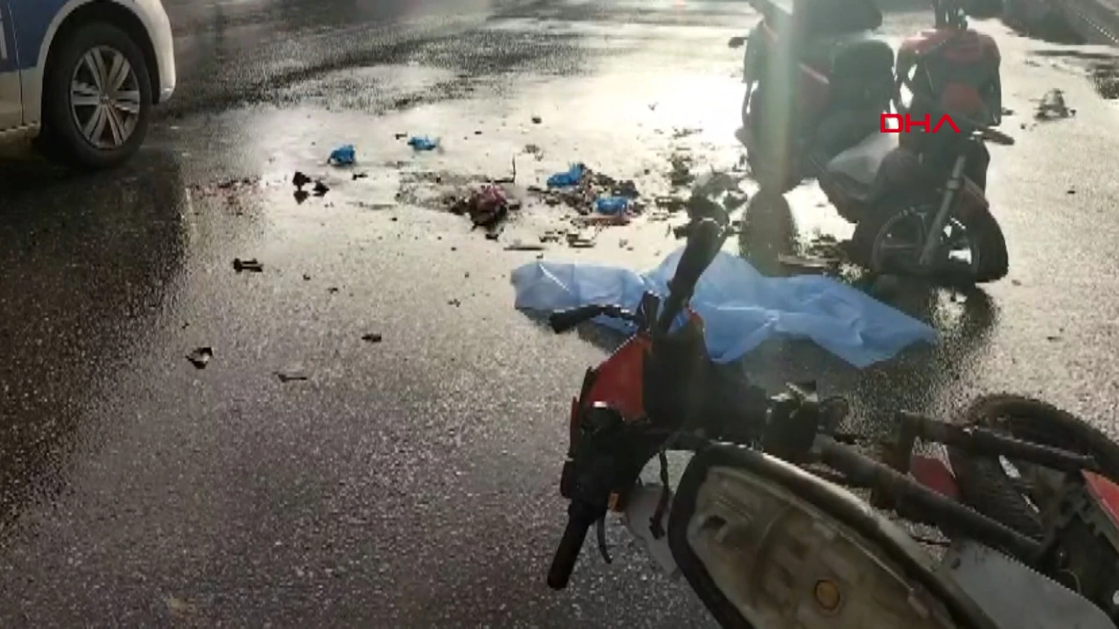 Otomobil ile 2 elektrikli bisiklet çarpıştı: 1 ölü, 1 ağır yaralı