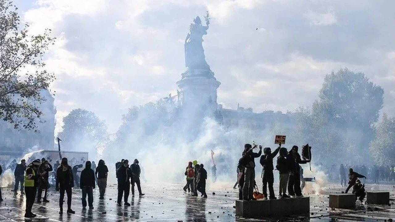 Fransa'da Sokağa Çıkma Yasağı İlan Edildi
