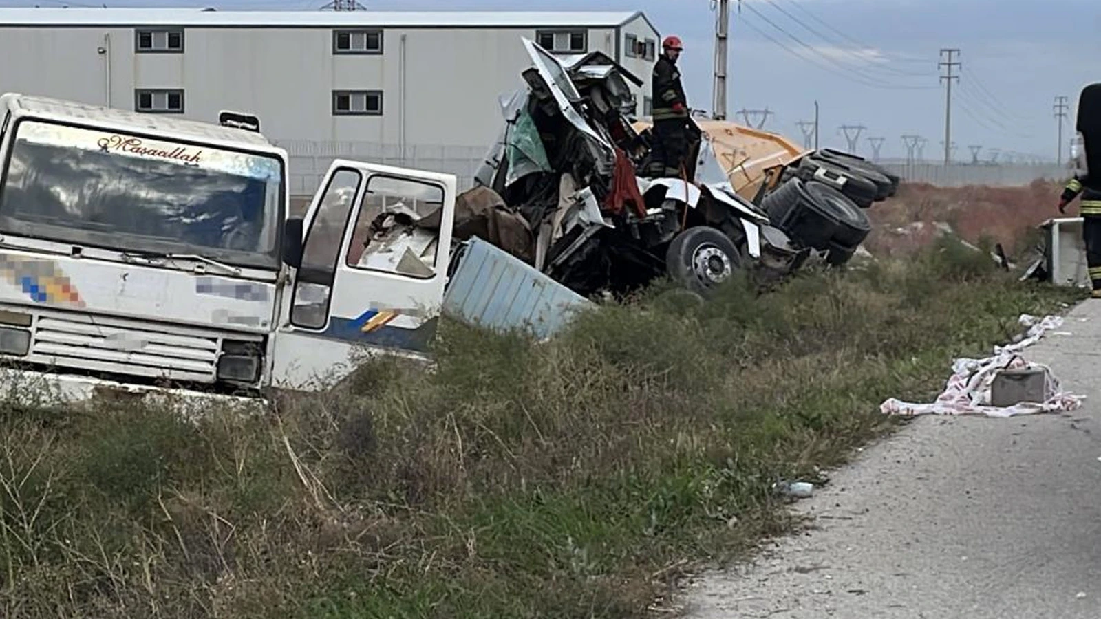 Tır, Demir Yüklü Kamyona Çarptı: 1 Ölü, 1 Yaralı