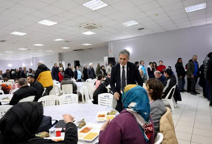 Gemlik Belediyesi, vatandaşlarla protokol üyelerini iftar sofrasında buluşturdu