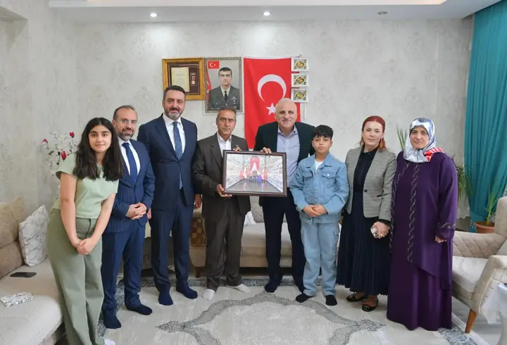 Diyarbakır Valisi Zorluoğlu, şehit ailelerini ziyaret etti