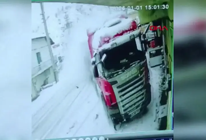 Tokat'ta TIR'ın müstakil eve çarptığı kaza kamerada