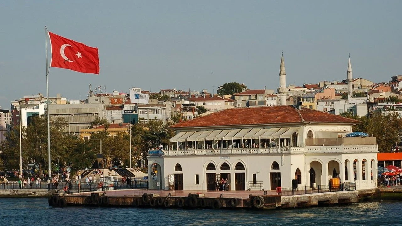 Kadıköy'de iskelede denize düşen 4 kişiden 1'i hayatını kaybetti