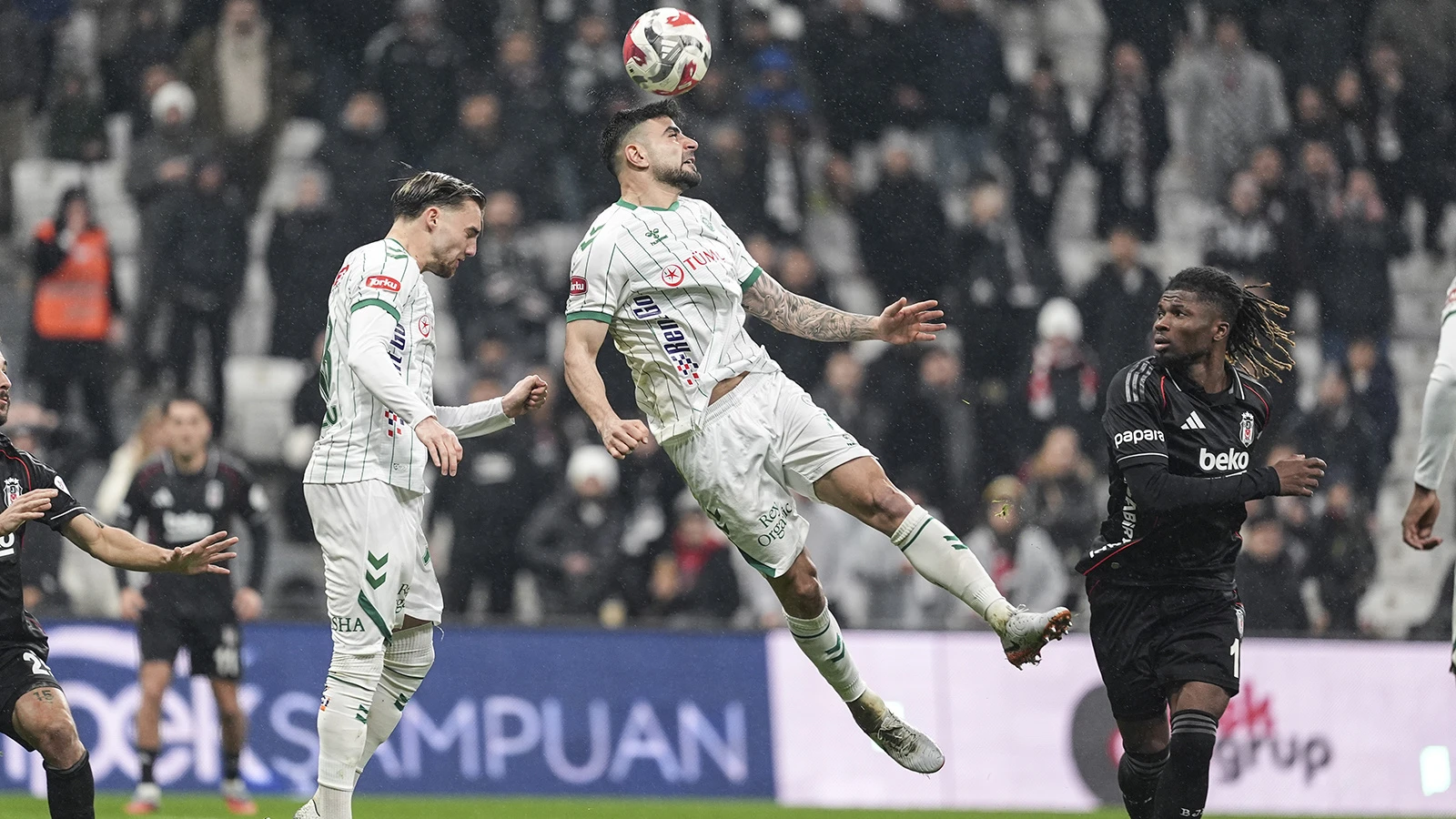 Beşiktaş'ta El Bilal Toure cezalı duruma düştü