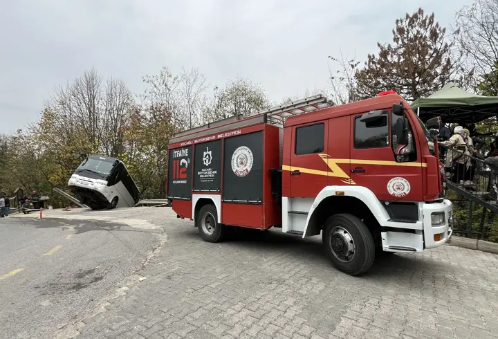 Yokuşta park edilen tur otobüsü, hareket edince şarampole düştü