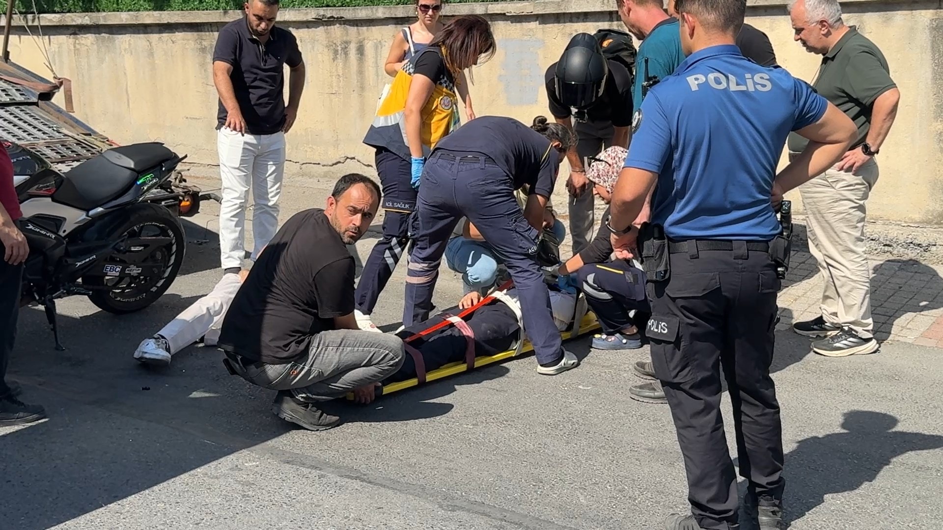 Motosiklet çekiciye çarptı: 2 kişi yaralandı