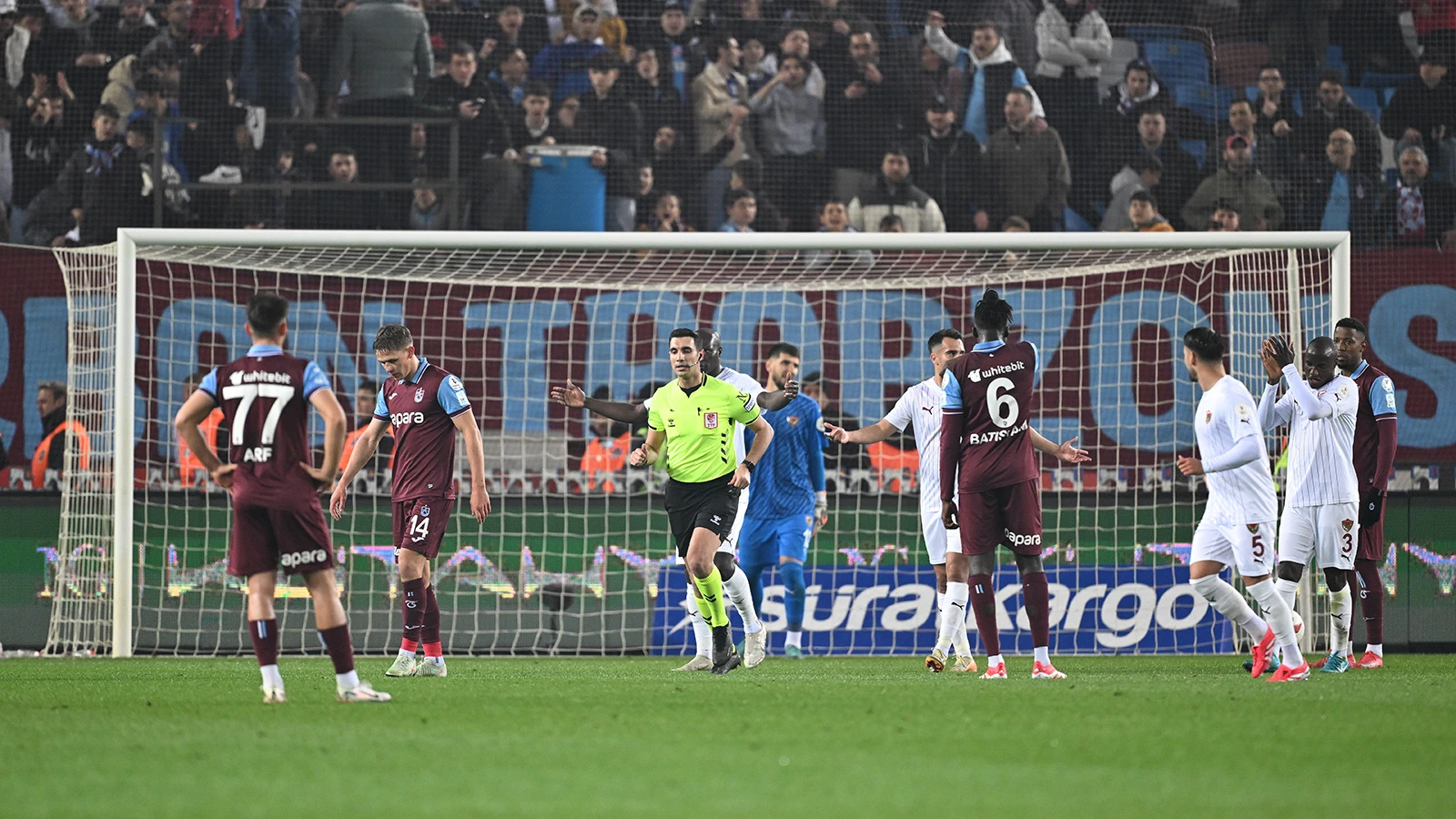 Trabzonspor tribünlerinden 'istifa' tezahüratları