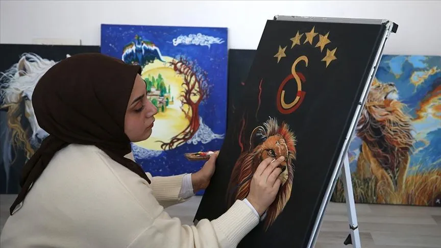 Bedensel engelli Kübra, yaptığı resimlerle hayatına renk katıyor