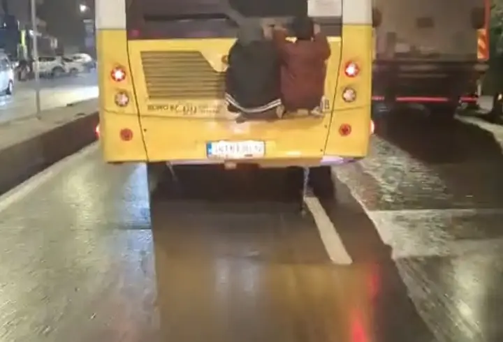 İstanbul- Üsküdar’da otobüsün arkasında tehlikeli yolculuk kamerada