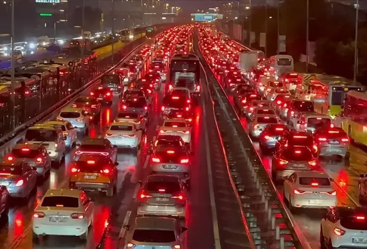 SON DAKİKA HABERİ: İstanbul'da trafik yoğunluğu yüzde 90'a çıktı