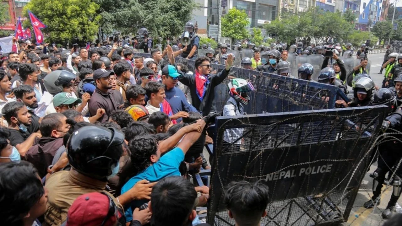 Nepal'de başbakanı istifaya götüren protestoların ardından ordu sokağa indi