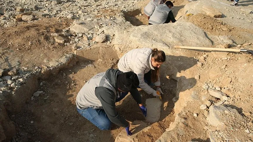 Adıyaman'da Göbeklitepe'deki "T" taşları andıran yapılar bulundu