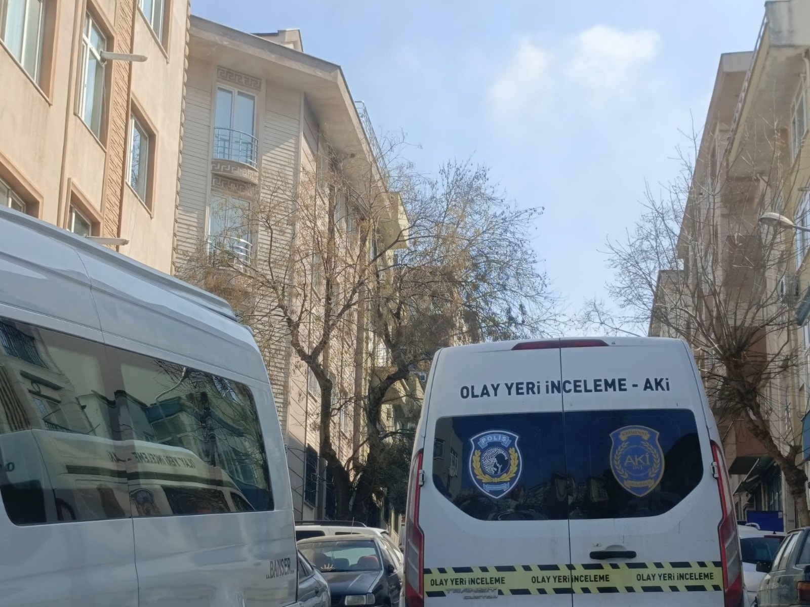 Cam silerken 4'üncü kattan düşerek can verdi!