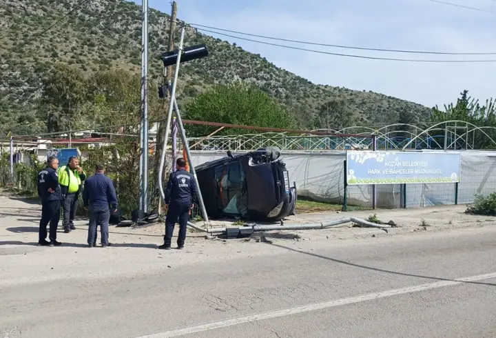 Devrilen otomobilin sürücüsü yaralandı