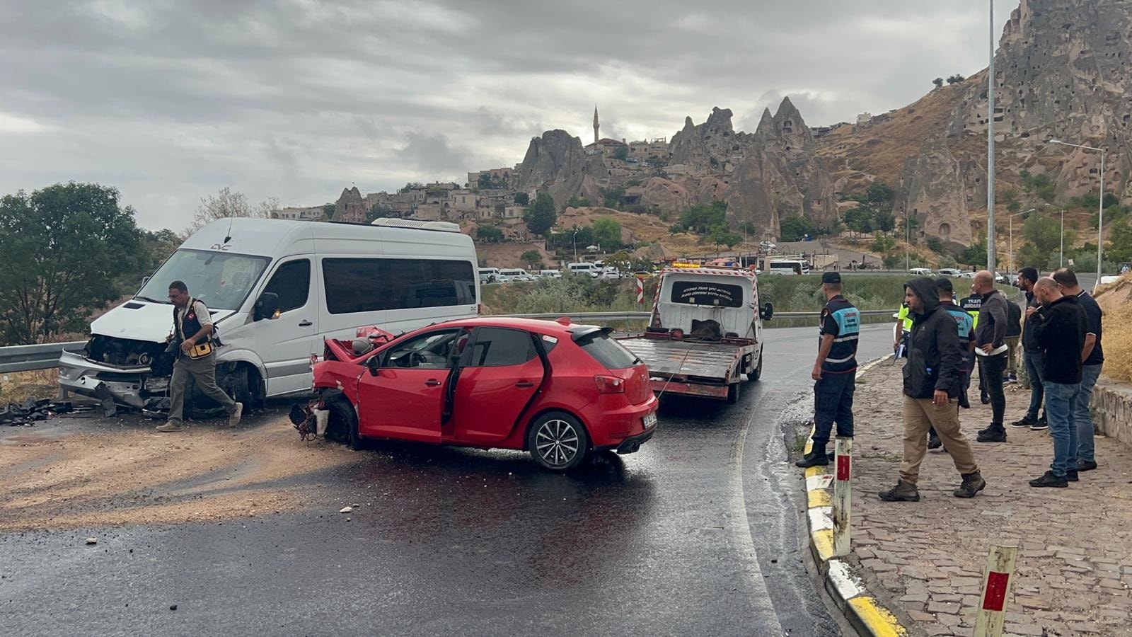 Nevşehir’de turist minibüsüyle otomobil çarpıştı: 6 yaralı
