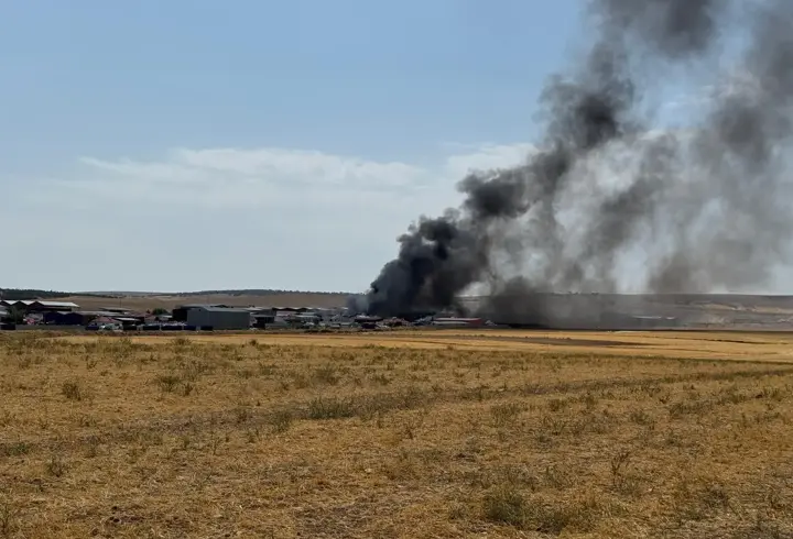 Eskişehir'de geri dönüşüm tesisinde çıkan yangına müdahale ediliyor
