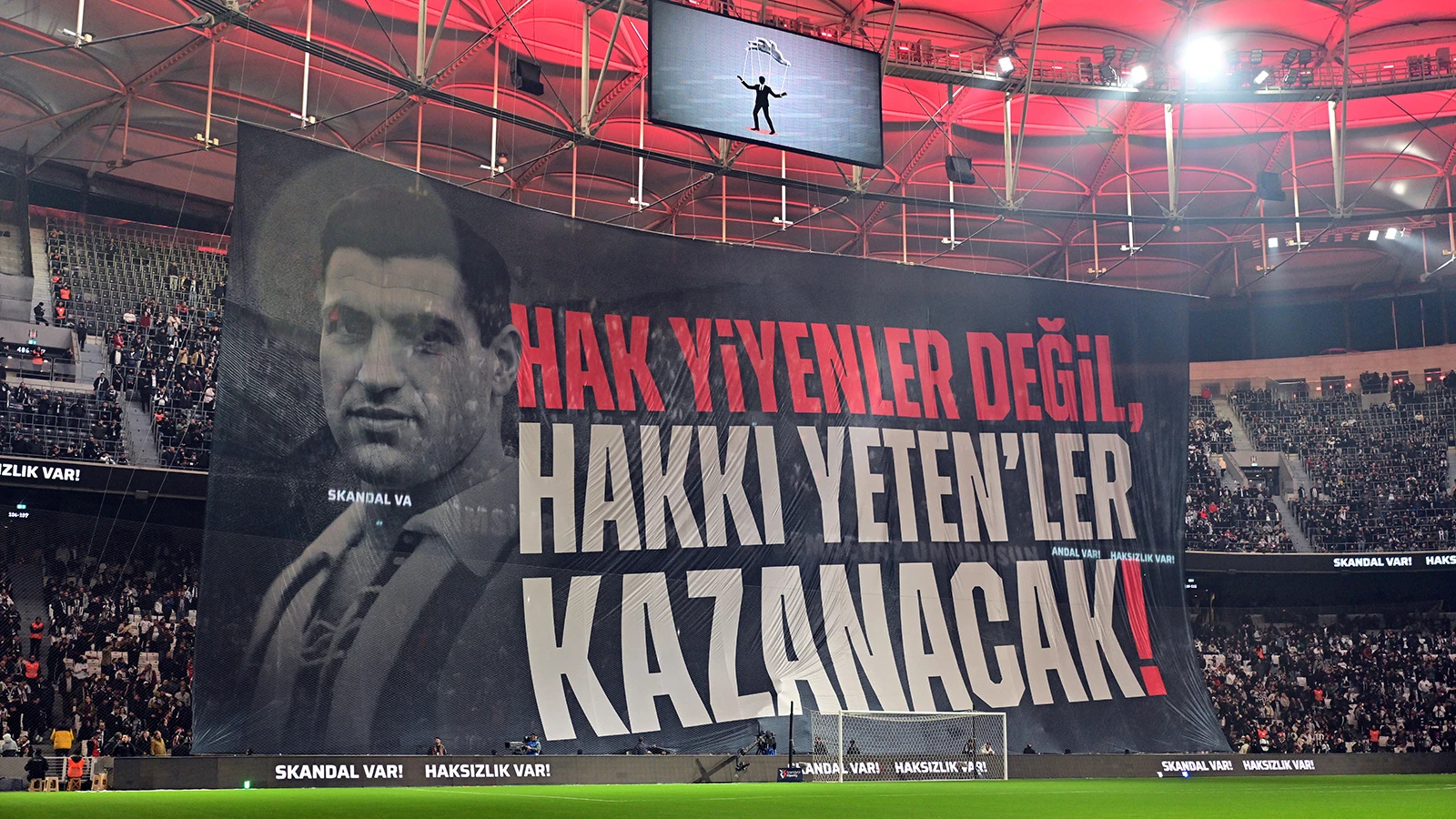 Beşiktaş taraftarından hakemlere koreografili tepki
