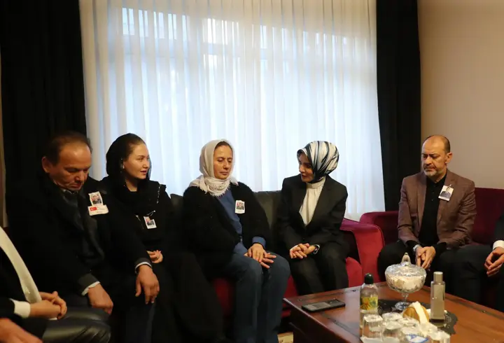 Bakan Göktaş, şehit Pilot Caner Kandemir'in ailesini ziyaret etti