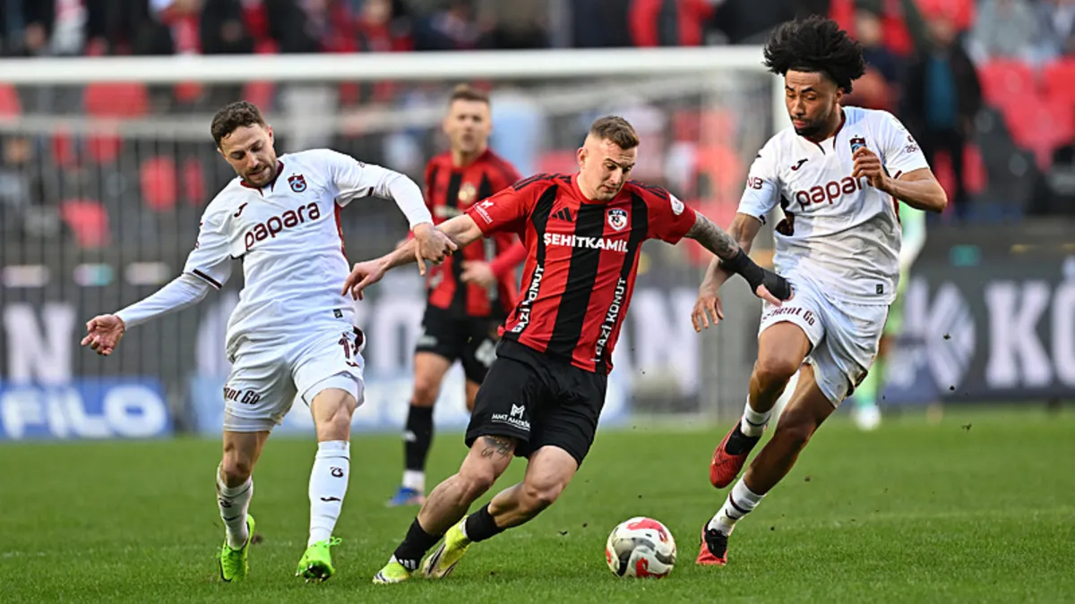 Trabzonspor'da sakatlık şoku! Sahadan sedyeyle çıkarıldı