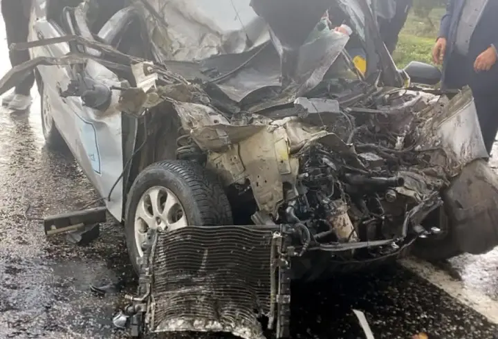 TIR'ın savrulan dorsesi otomobile çarptı: 1 ölü, 1 yaralı