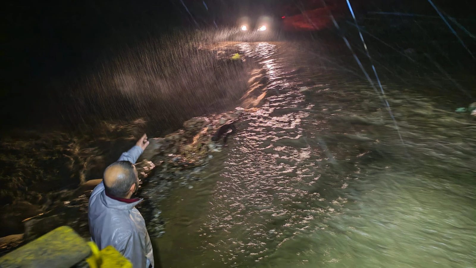 Bursa'da Taşan Dere Sebebiyle Yol Ulaşıma Kapandı