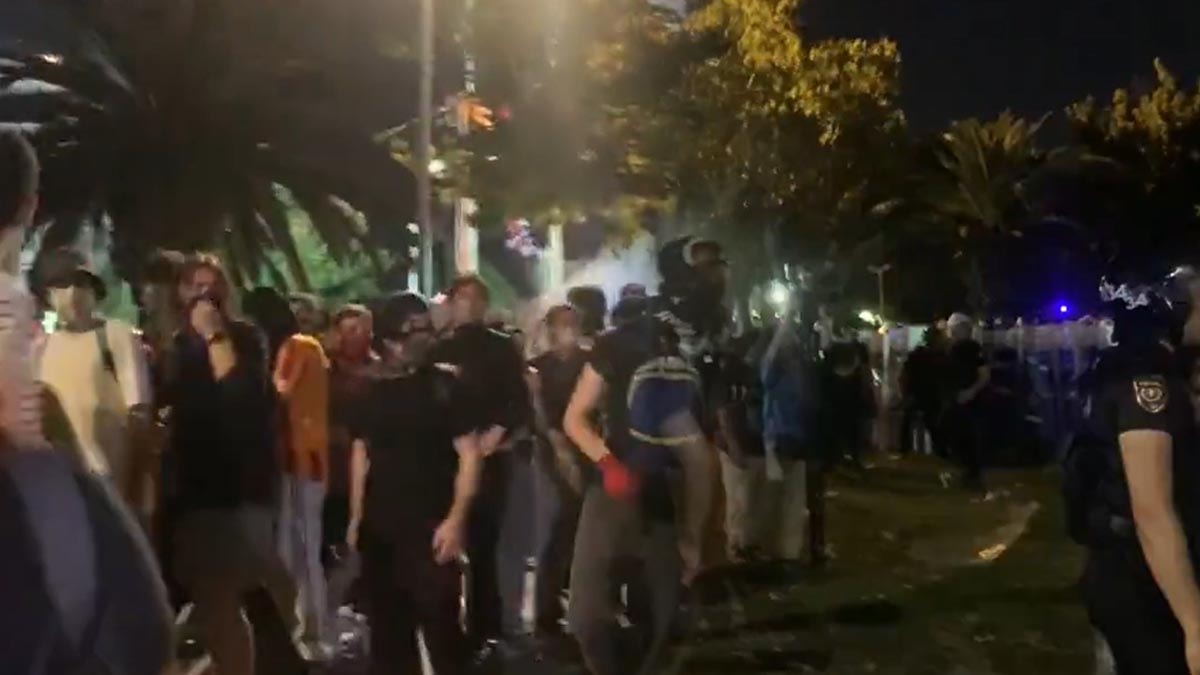 Saraçhane'de polisten biber gazlı müdahale: Çok sayıda gözaltı var
