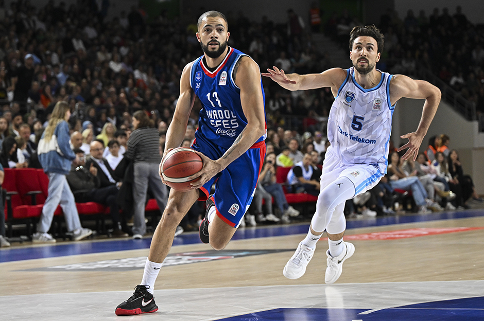 Anadolu Efes haftanın kapanışında 100 sayıyla kazandı