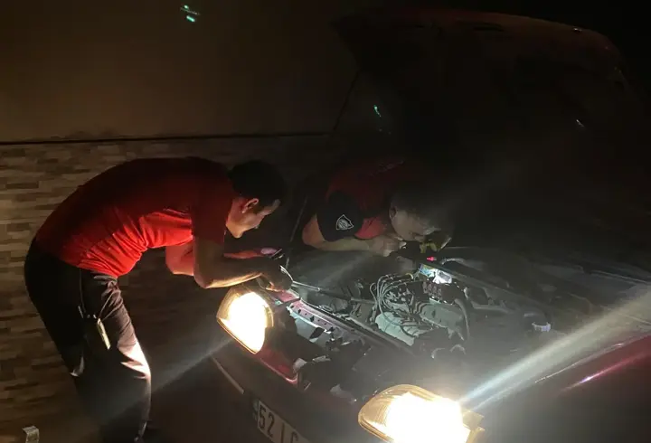 Otomobil Motorunda Sıkışan Yavru Kedi Kurtarıldı