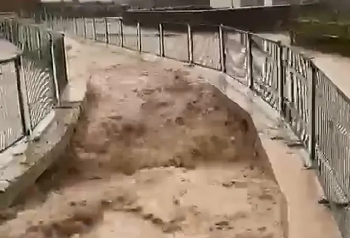 Sivas'ta sağanak; ırmak taştı, yol ve tarım arazilerini su bastı