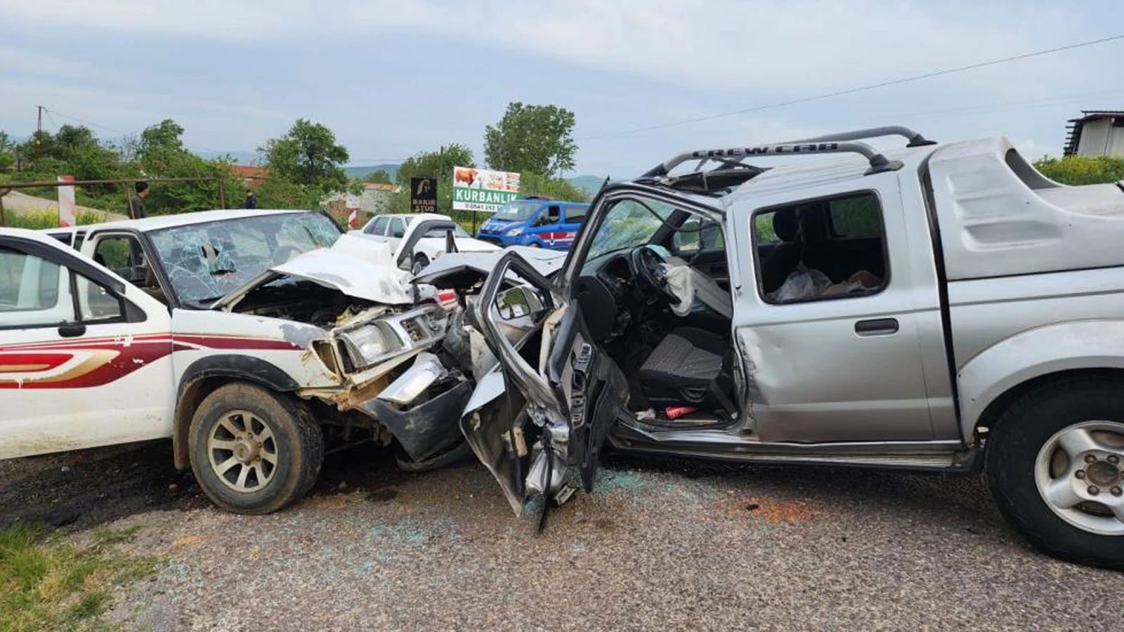 Otomobiller kafa kafaya çarpıştı: Ölü ve yaralılar var