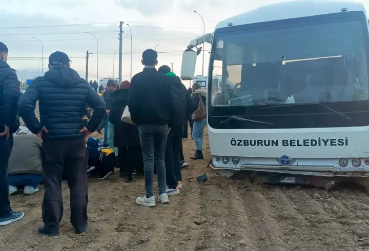 Afyonkarahisar'da öğrenci servisi kaza yaptı: 20 yaralı