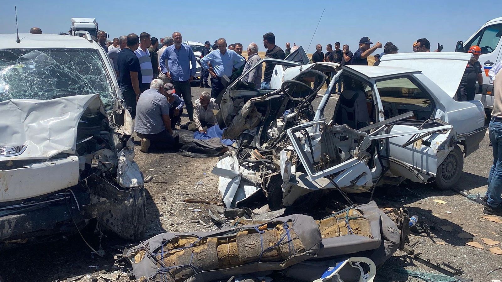 İki araç kafa kafaya çarpıştı! 3 kişi öldü, 2 kişi yaralandı