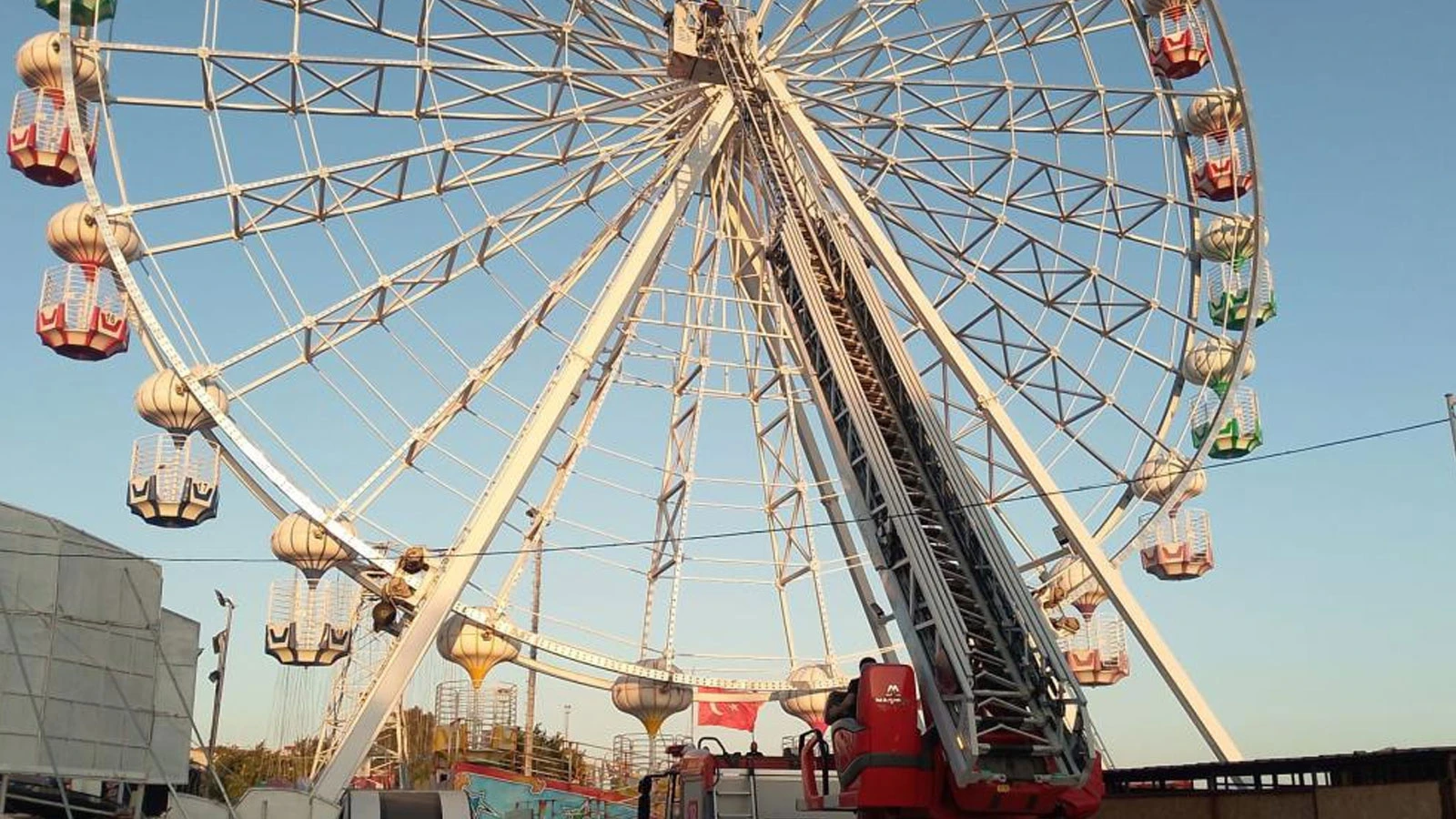 Dönme dolapta mahsur kalan 3 kişinin imdadına itfaiye yetişti