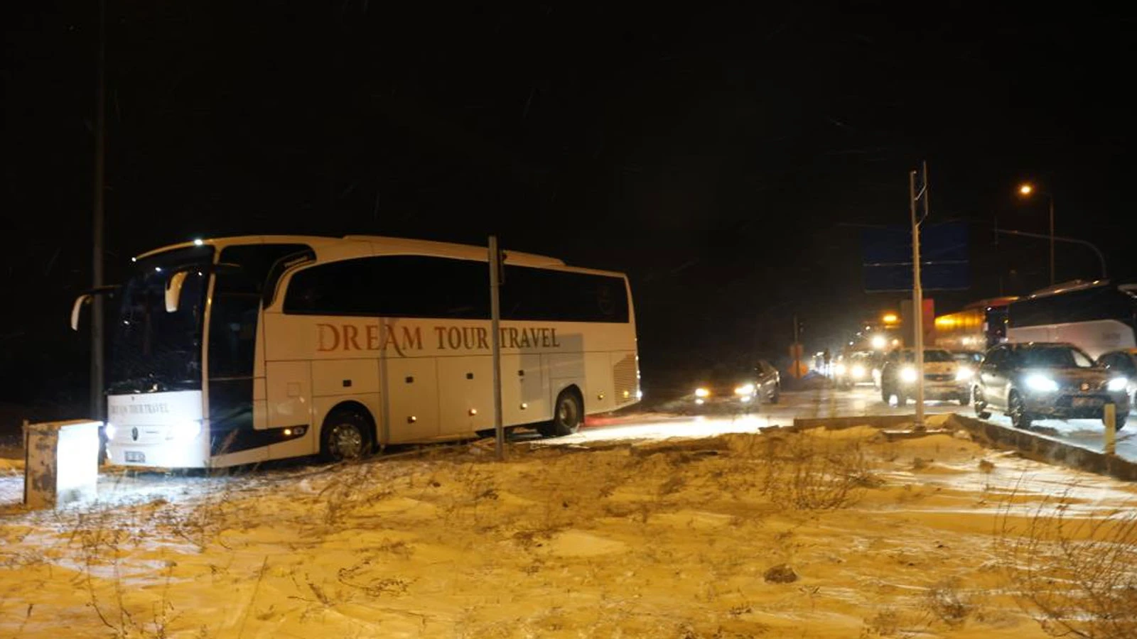 Kaza yapan otomobilin parçalarını toplarken otobüs çarptı