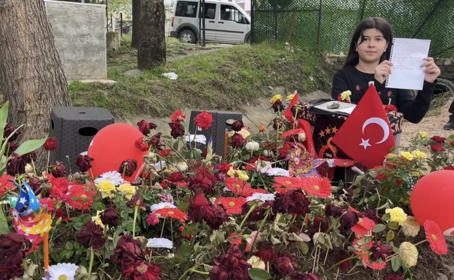 Adnan'ın mezarına bırakılan notlar duygulandırdı