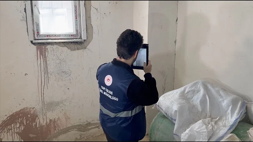 İstanbul'daki depremin ardından Başakşehir'de bazı binalarda hasar tespit çalışması yapıldı