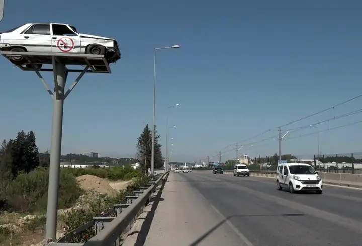 Antalya'da Trafik Kazalarına Dikkat Çekmek İçin Hurda Araç Sergileniyor