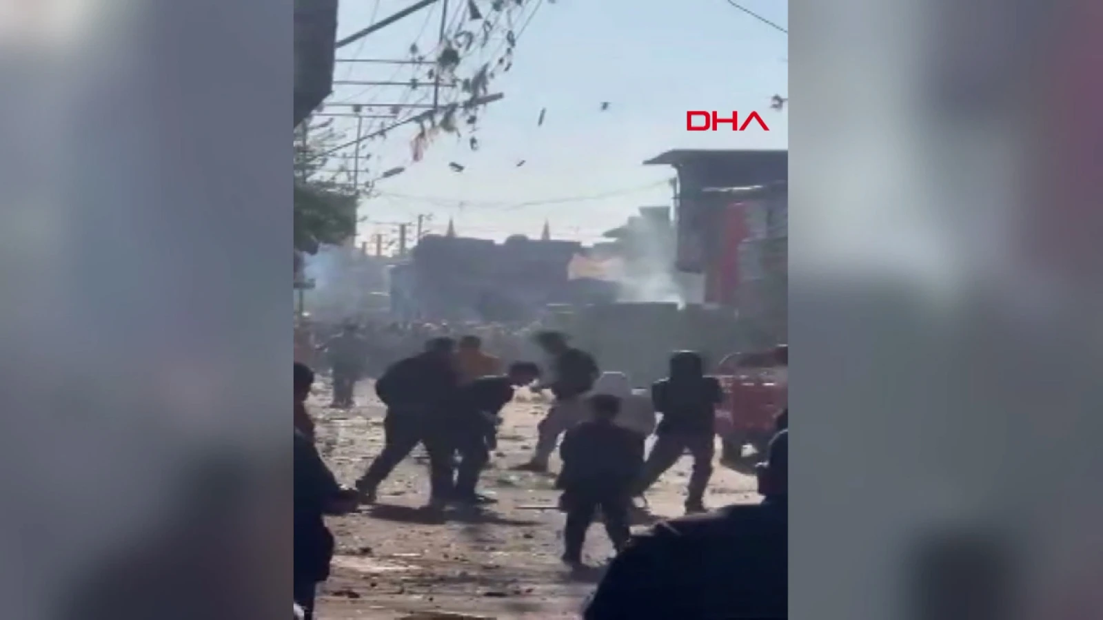 Adana’da sokak ortası meydan savaşı! Taş ve sopalar havada uçuştu