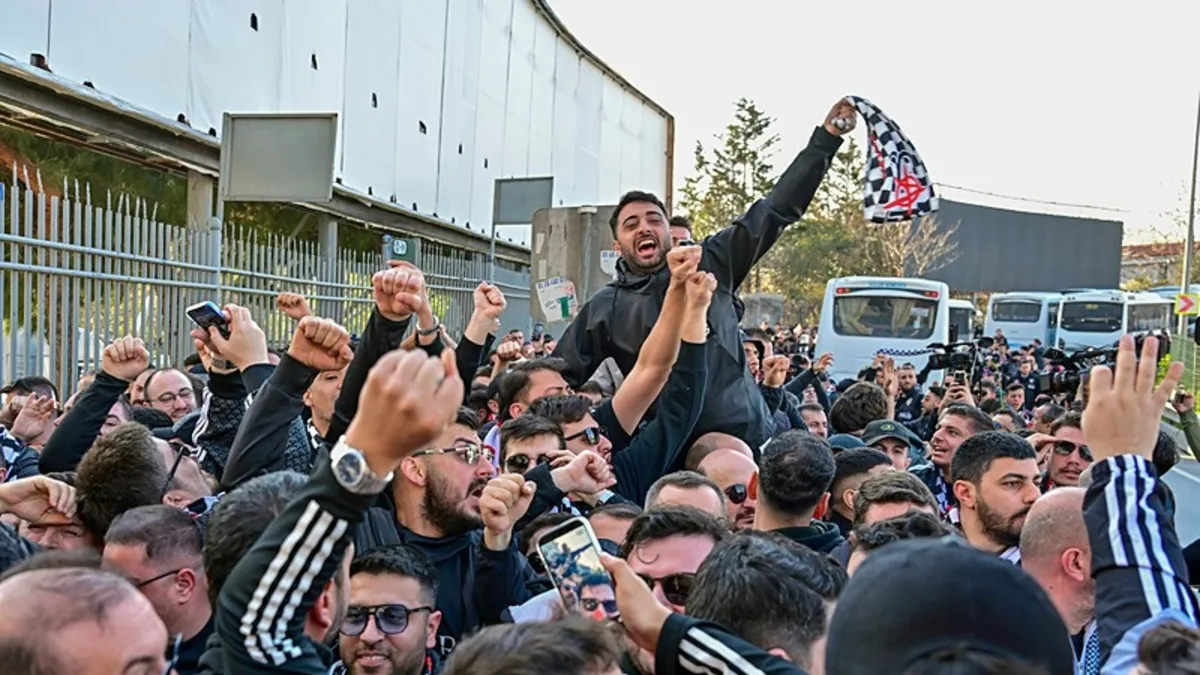 Beşiktaş taraftarı derbi için Kadıköy'e geldi!