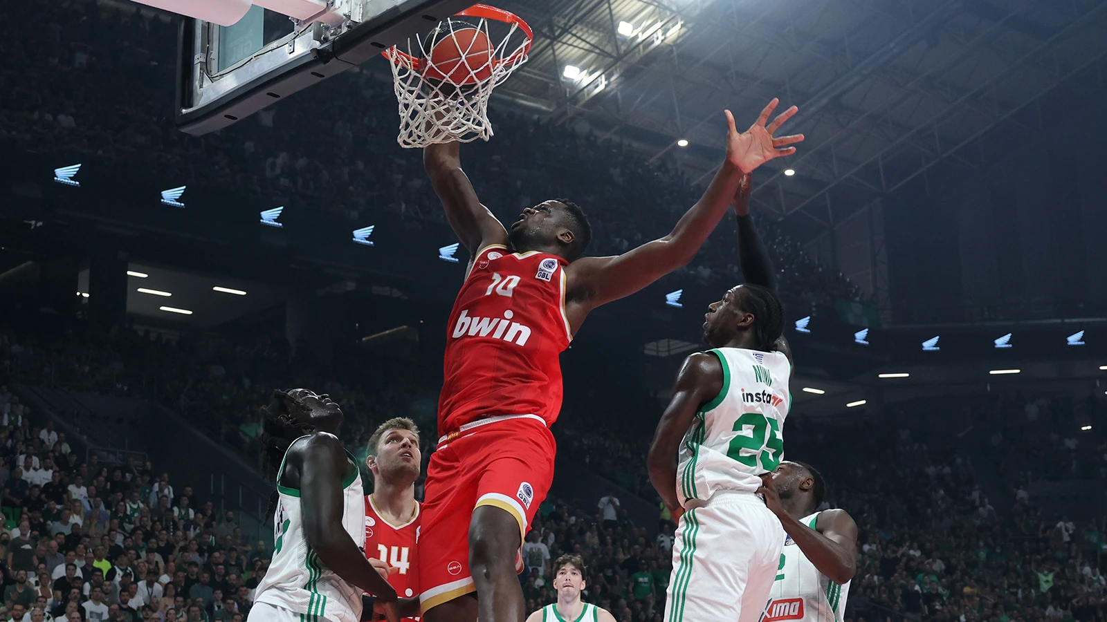 Olympiakos, Panathinaikos'u yenerek Yunanistan'da şampiyon oldu