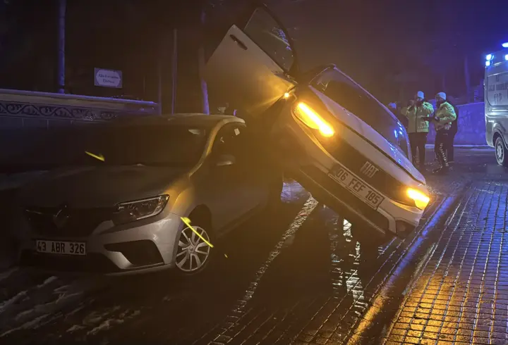 Kayan otomobil park halindeki bir başka otomobilin üzerine çıktı