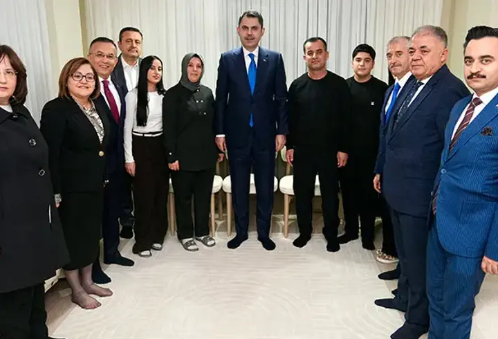 Bakan Kurum, depremzede ailenin yeni evine misafir oldu