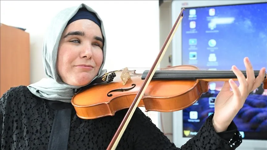 Görme engelli müzik öğretmeni, melodilerle öğrencilerine ilham oluyor